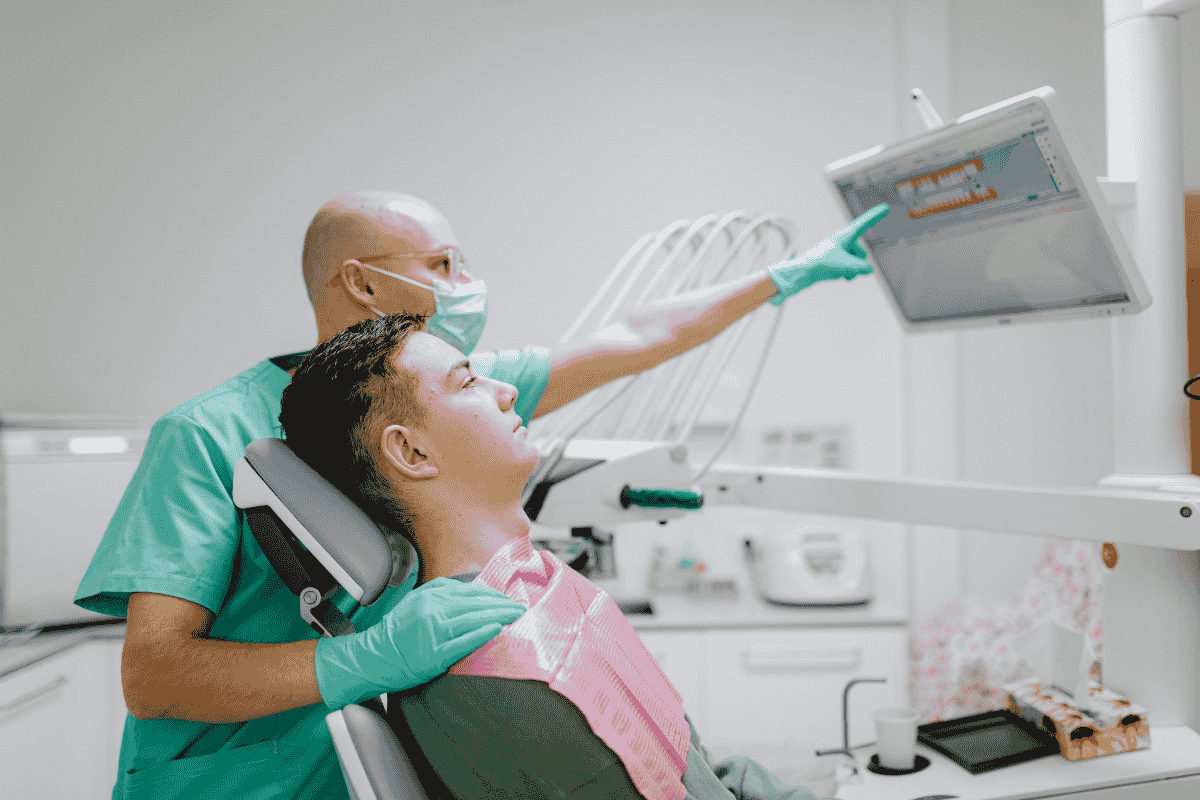 Paciente recibiendo atención de calidad con dentistas en Curicó profesionales