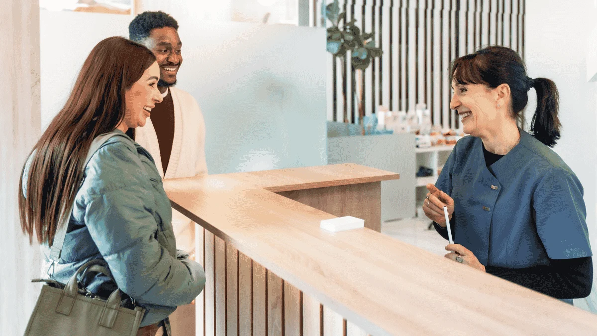 Dentistas en clinica dental curico